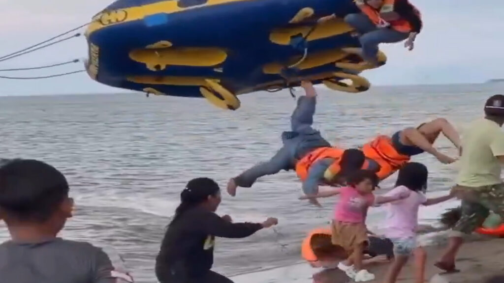 Inflable acuático vuelca a la orilla de una playa y deja varios lesionados