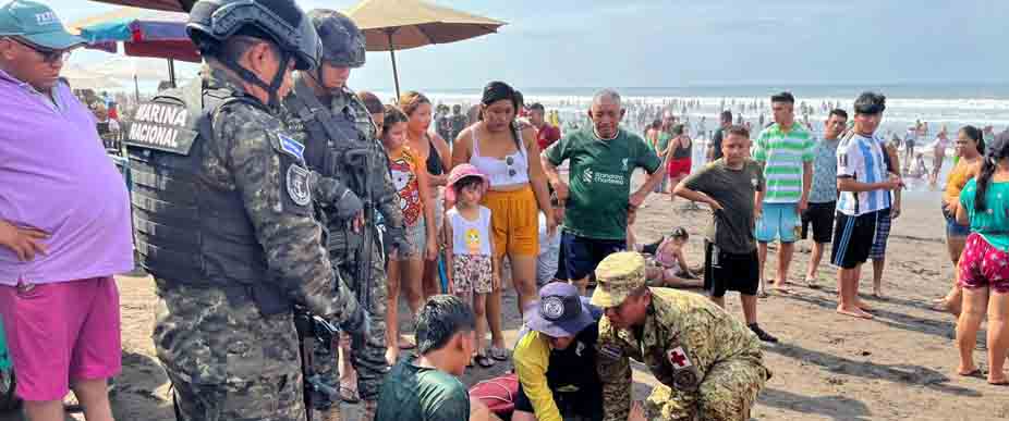 Soldados auxilian a turista que se lesionó cuando jugaba fútbol en El Majahual