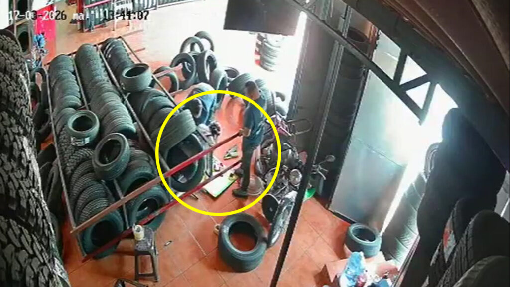 Viva de milagro: mujer es aplastada por un andamio cargado con llantas