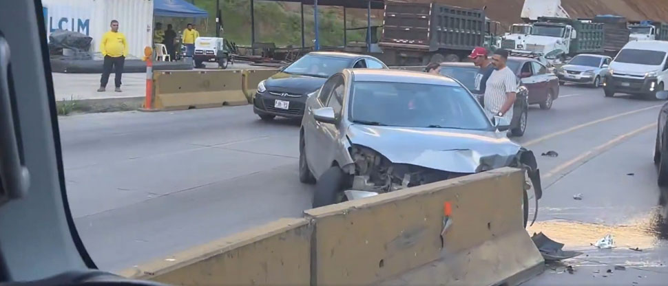Conductor de vehículo particular choca en carretera a Los Chorros por ir distraído