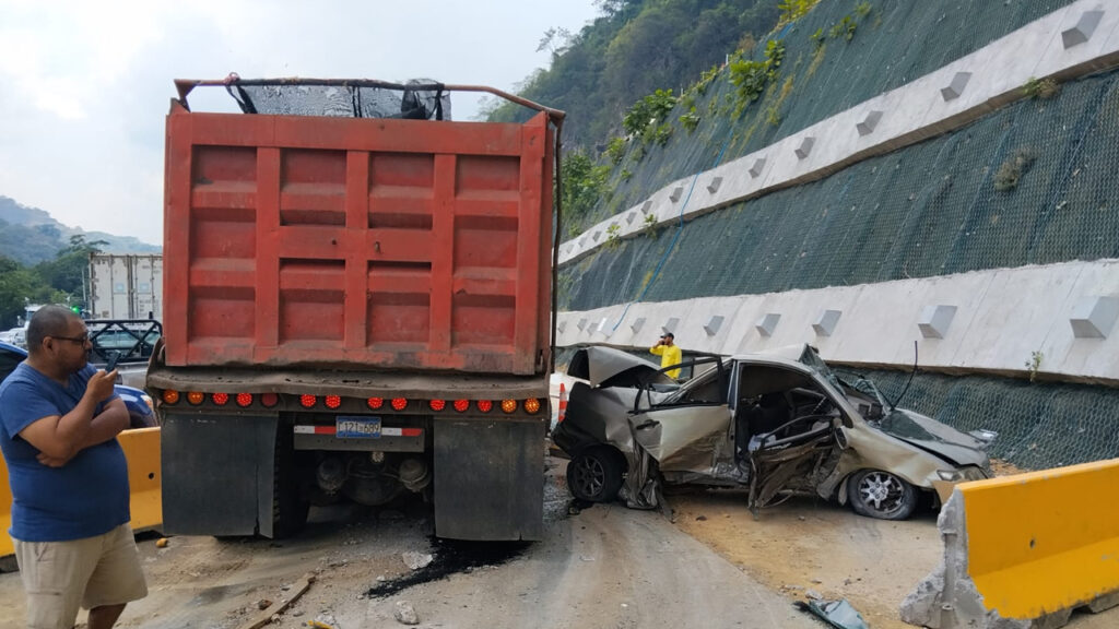 Conductor de camión pierde el control y embiste a varios vehículos en Los Chorros