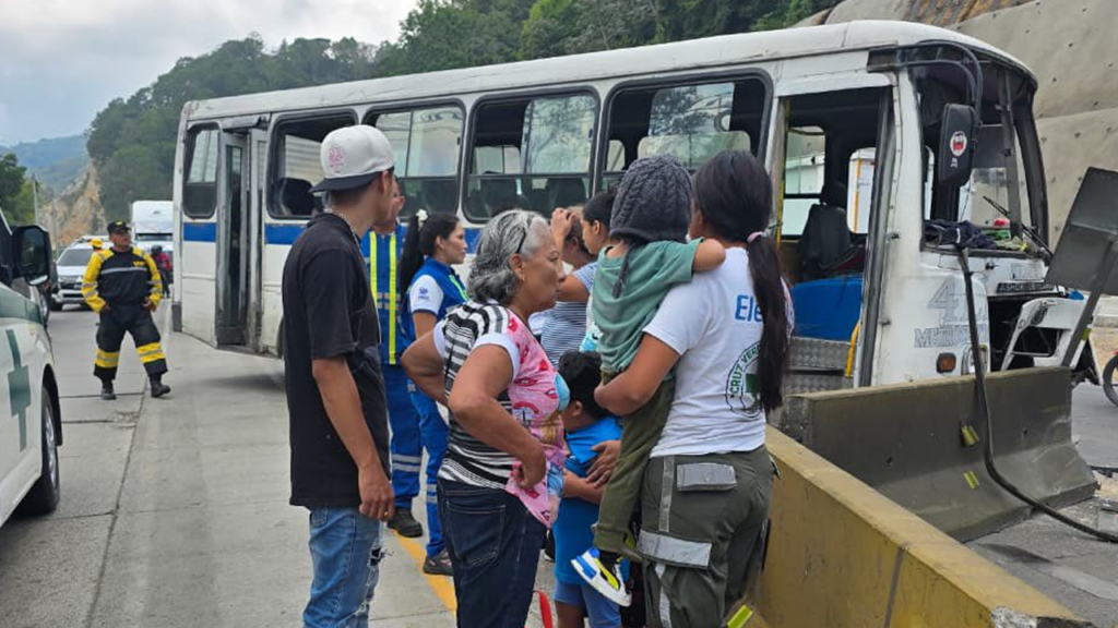 Cuatro lesionados tras aparatoso accidente de un microbús del transporte público