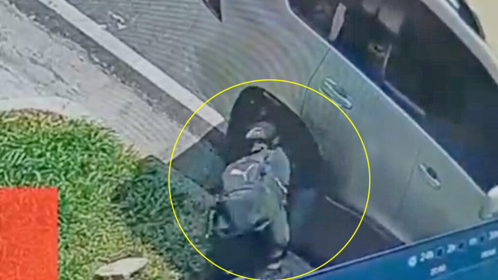 Cámara capta a mañoso queriendo hurtar las copas de una camioneta en Santa Tecla