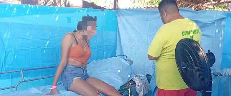 Auxilian a turistas tras ser picados por medusas