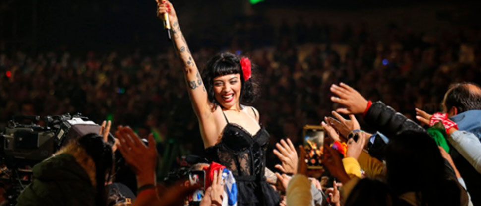 Mon Laferte trae todo su ritual «Femme fatale»