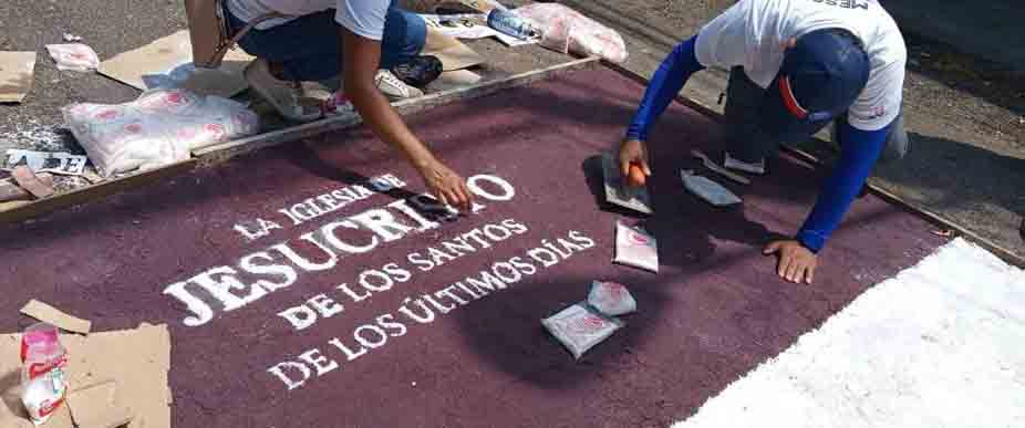 Mormones elaboran alfombra en Viernes Santo