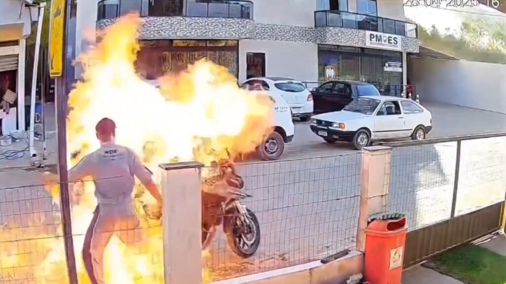Brasil: sujeto incendia su moto para evitar que la policía lo capture