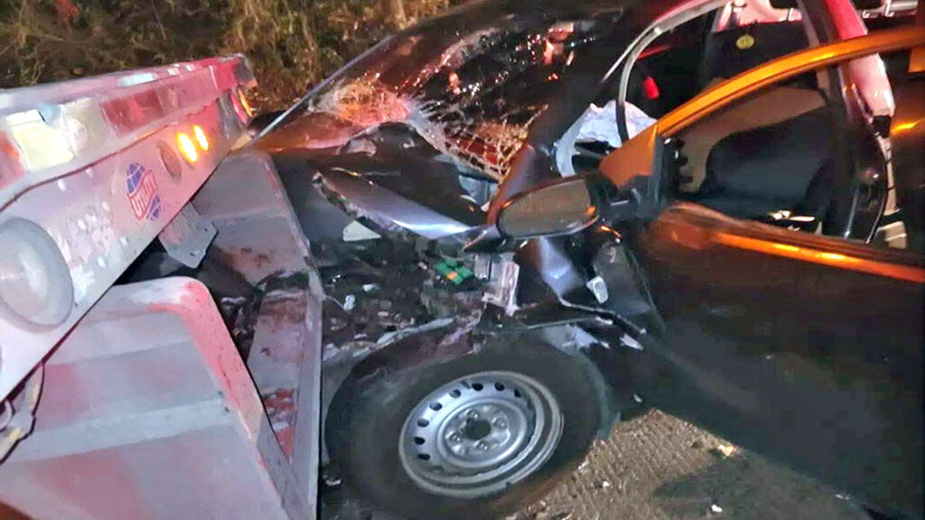 Conductor sufre múltiples lesiones tras chocar contra una rastra en Nejapa