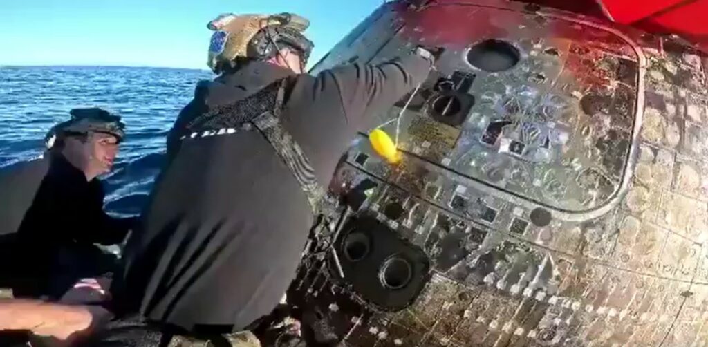 Momento exacto cuando se abre la cápsula que trajo de regreso a los astronautas de Artemis II