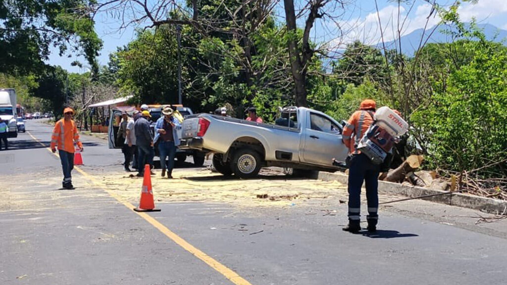 Atienden siniestro vial en la carretera Panamericana, San Vicente