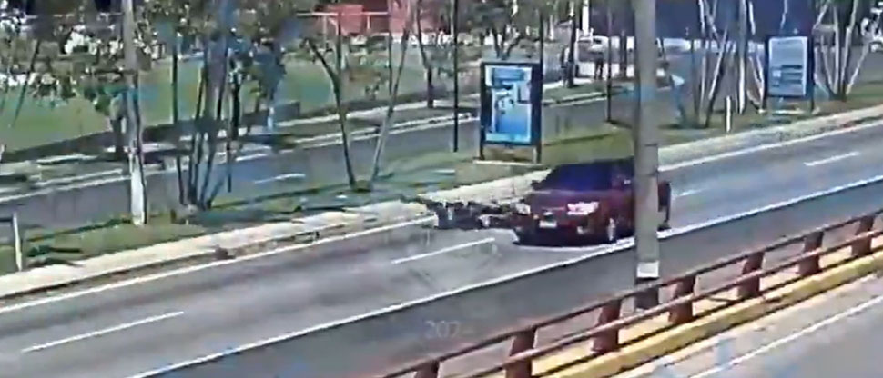 Imprudencia de automovilista y motociclista termina en accidente de tránsito en Santa Tecla
