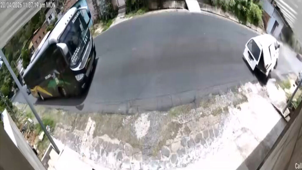 Cámara capta aparatoso accidente de tránsito en Santa Ana
