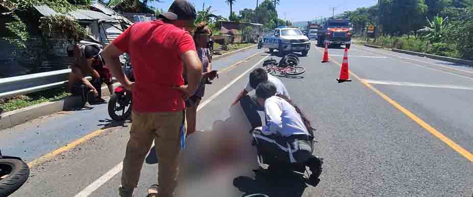 Biker le quita la vida a ciclista tras atropellarla