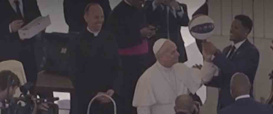 Papa León XIV juega con el balón en la visita de los Harlem Globetrotters