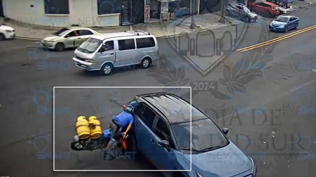 Conductor realiza maniobra imprudente y provoca aparatoso accidente en Santa Tecla