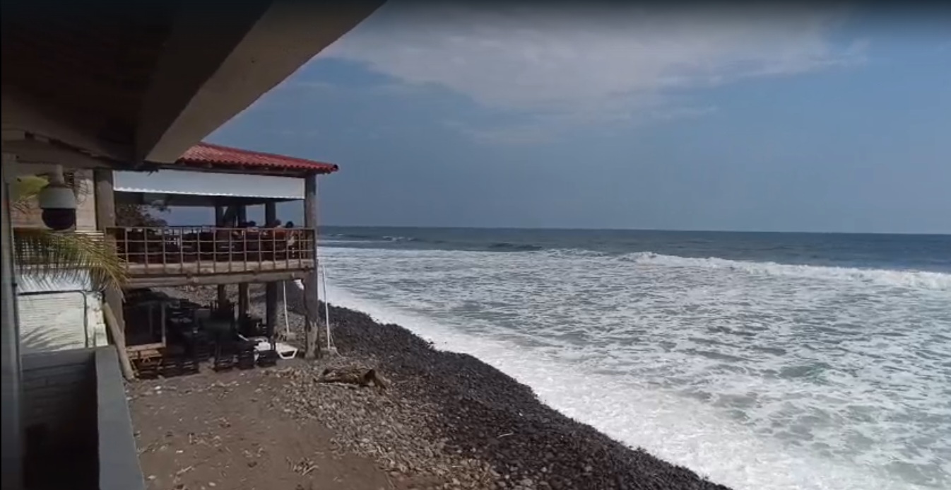 Negocios cierran acceso a la playa por fuerte oleaje en El Cocal