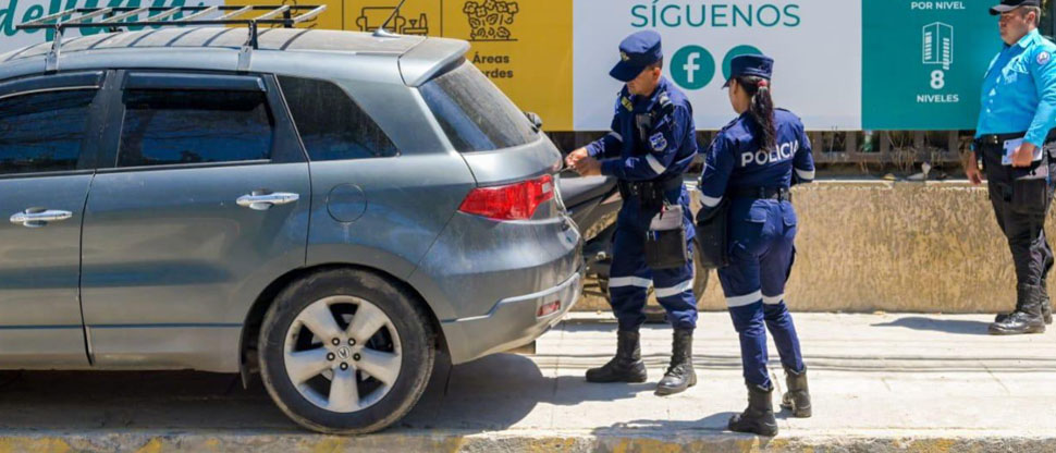 PNC impone multas a propietarios de vehículos por dejarlos mal estacionados