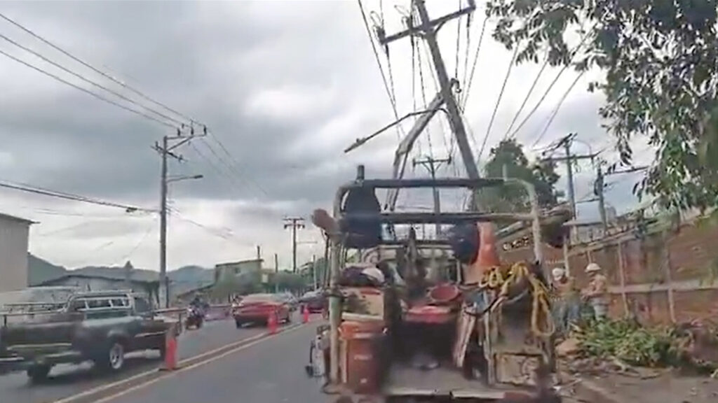 Empresa de electricidad reinstala poste dañado por accidente en bulevar Venezuela