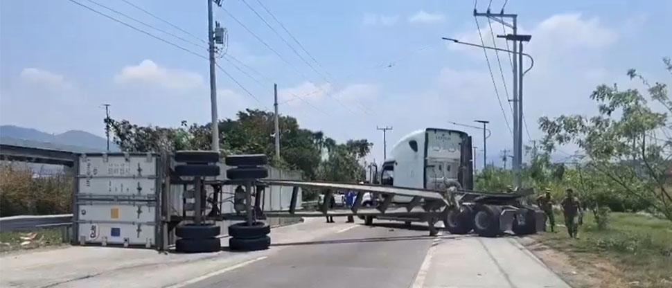 Retiran rastra volcada en el sector del redondel Integración