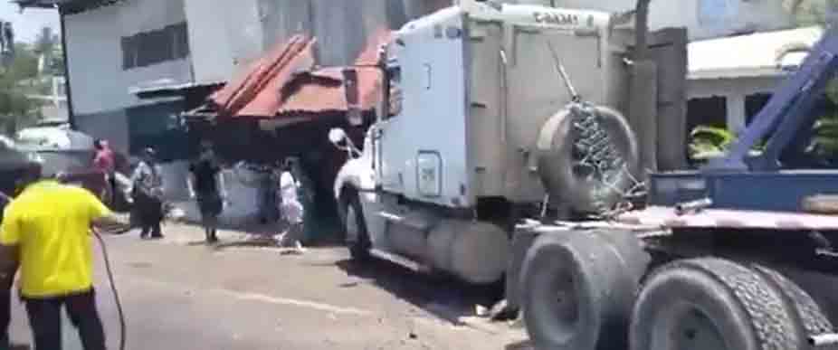 Conductor de rastra impacta contra automóviles y vivienda en carretera de Oro