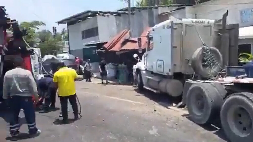 Rastra que era conducida a toda velocidad impacta en una vivienda en carretera de Oro