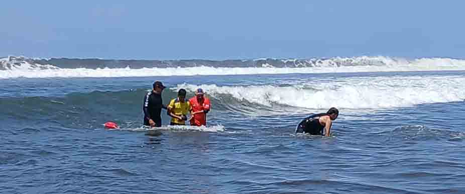 Rescatan a 5 personas en diferentes playas del país en Viernes Santo