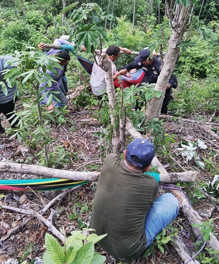 Rescatan a conductor y su acompañante luego de caer a un barranco en Chalatenango