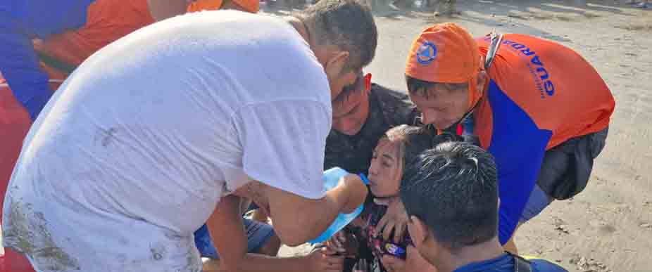 Soldados rescatan y auxilian a 11 personas tras volcar lancha en playa El Cuco