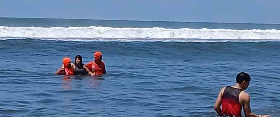 Salvavidas rescatan a niña que se ahogaba en la playa Metalío