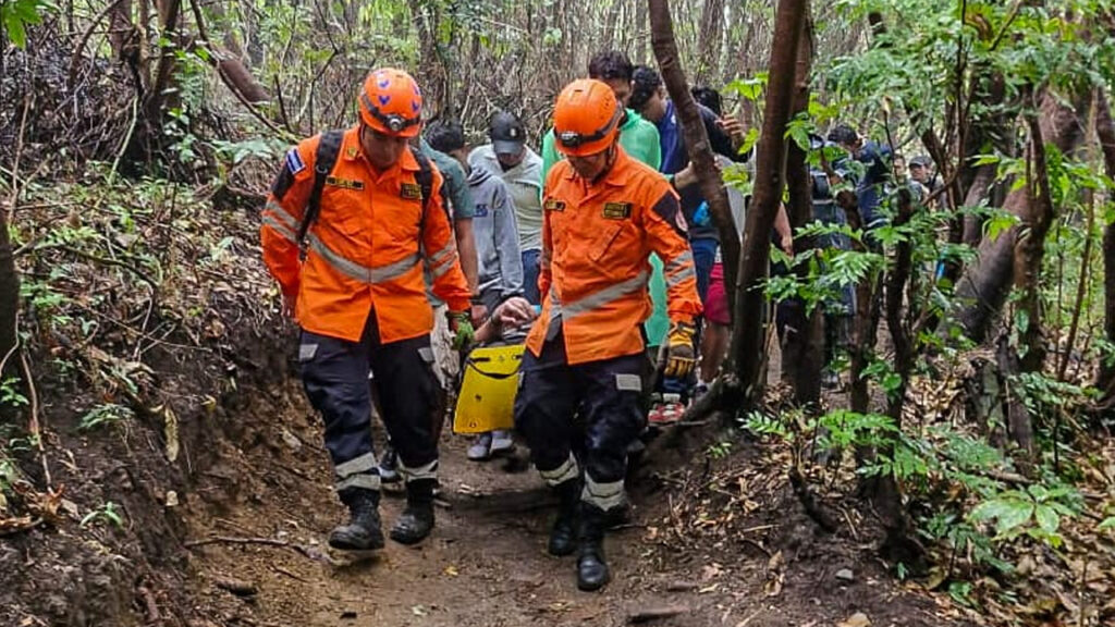 Rescatan a turista que sufrió un percance mientras escalaba el volcán Ilamatepec