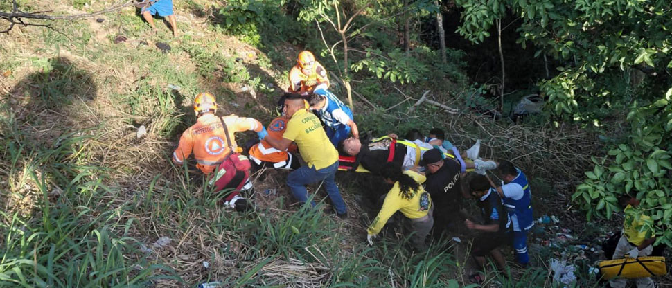 Conductor y su acompañante sufren graves lesiones tras caer a un barranco en Santa Ana