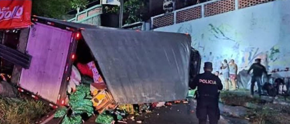 Conductor de camión termina volcando en San Vicente
