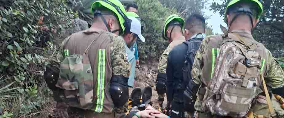Soldados auxilian a turista tras caerse durante recorrido al volcán Ilamatepec