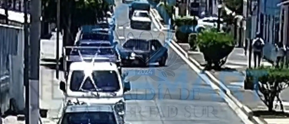 Cámaras de seguridad captan a conductor chocar con vehículo estacionado