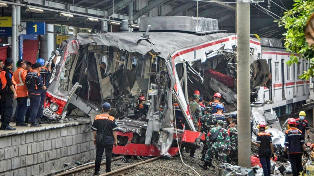 Choque de trenes en indonesia deja 16 fallecidos y decenas de heridos