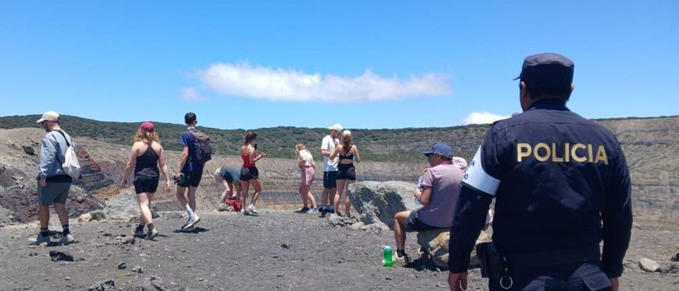 Turistas del Crucero Eurodam disfrutan de la belleza natural de El Salvador