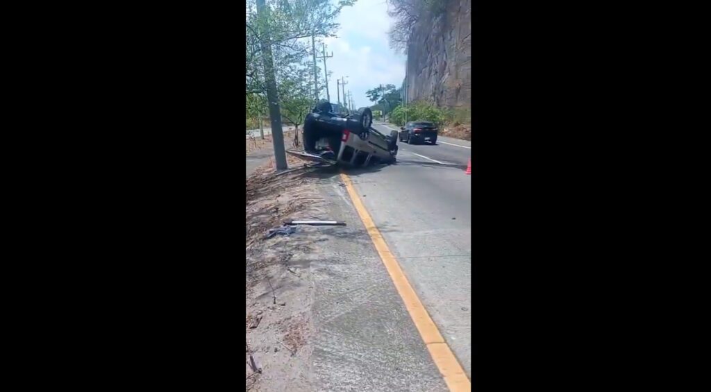 Vehículo volcado deja al menos un lesionado y provoca fuerte tráfico en autopista Comalapa