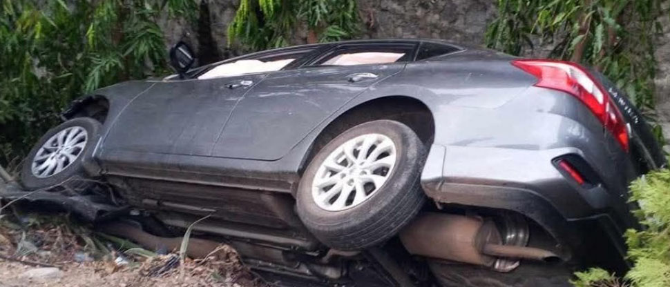 Encuentran vehículo volcado en una quebrada de San Vicente