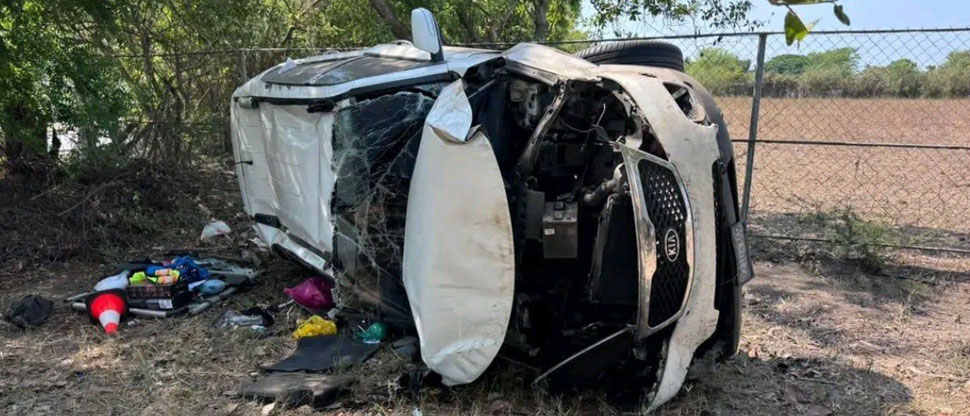 Conductor se salva de milagro tras accidentarse por manejar a excesiva velocidad