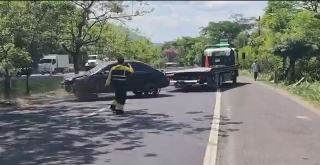 Grúa del VMT retira vehículo accidentado en carretera Panamericana en San Martín