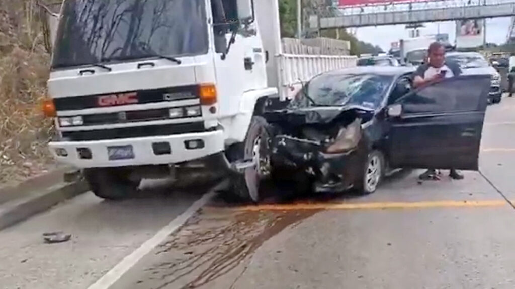 Un lesionado deja accidente vial entre camión y sedán en carretera al Puerto