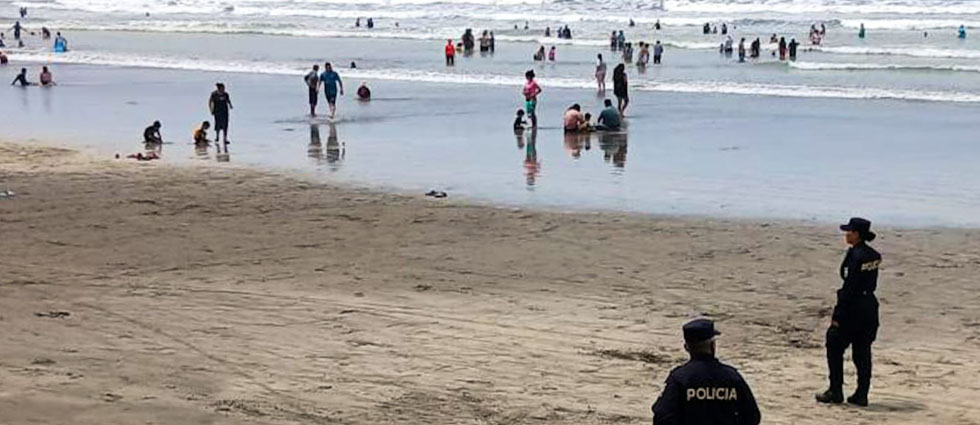 Policías dan seguridad a quienes optaron por disfrutar de las playas este asueto por el Día del Trabajo