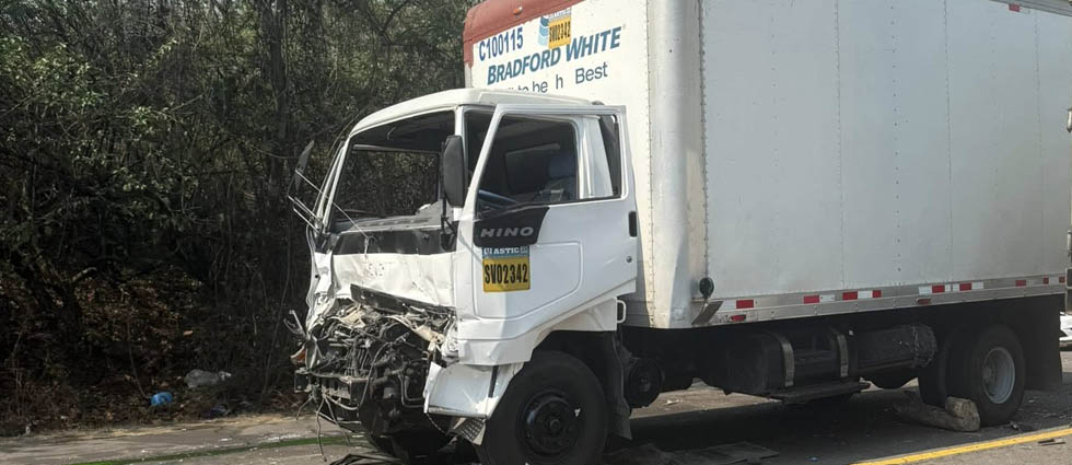 Lugareños y transeúntes liberan a conductor al quedar atrapado en la cabina tras choque en Usulután