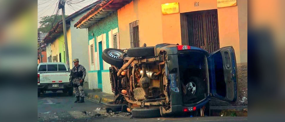 Fuerte choque deja vehículo volcado en San Miguel