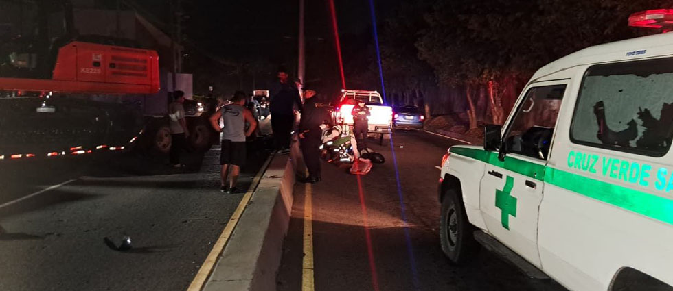 Motociclista sufre múltiples lesiones tras impactar contra una rastra en San salvador