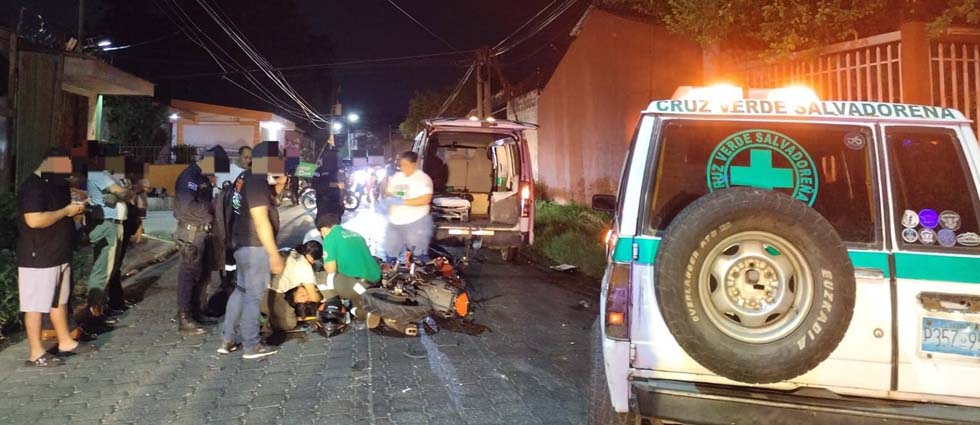 Dos motociclistas sufren lesiones tras colisión contra un sedán en San Miguel