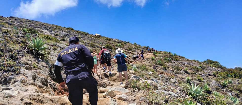 POLITUR acompaña a decenas de turistas que escalan el volcán Ilamatepec
