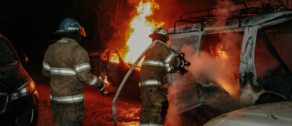 Terreno con vehículos en desuso se incendia esta madrugada de jueves en San Salvador