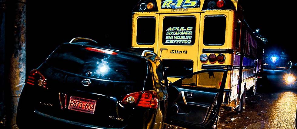 Tres lesionados tras choque contra autobús estacionado en la entrada de una residencial en Ilopango