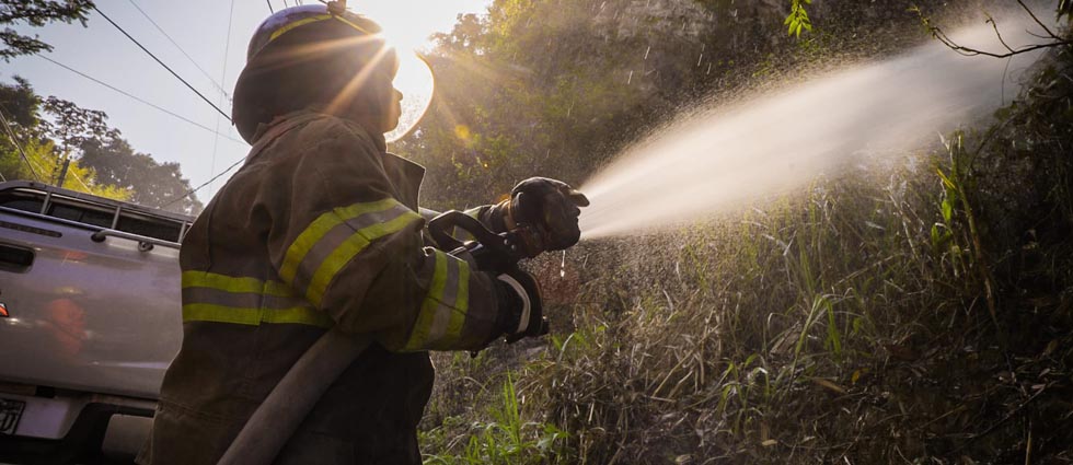 Bomberos sofocan incendio carretera a Panchimalco